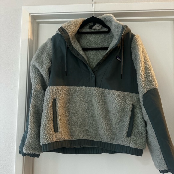 Patagonia Women's Green Hooded Jacket - Picture 4 of 9